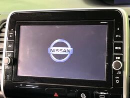 【純正ナビ】人気の純正ナビを装備しております。ナビの使いやすさはもちろん、オーディオ機能も充実！キャンプや旅行はもちろん、通勤や買い物など普段のドライブも楽しくなるはず♪