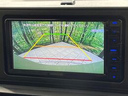 【バックカメラ】駐車時に後方がリアルタイム映像で確認できます。大型商業施設や立体駐車場での駐車時や、夜間のバック時に大活躍！運転スキルに関わらず、今や必須となった装備のひとつです！