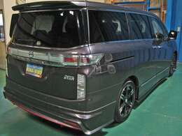 ★NISMOダーククロムフロントグリル★NISMOカーボンドアミラーカバー（ドライカーボン製、UVカットクリアコート仕上げ）★NISMOフロアマット（ロゴプレート付・吸音機能付）★ルーフスポイラー