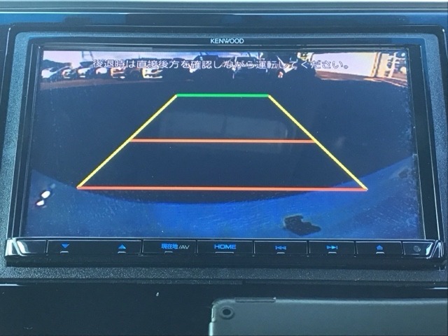 ガイド線表示機能付きのバックカメラで、バックでの車庫入れも安心です。