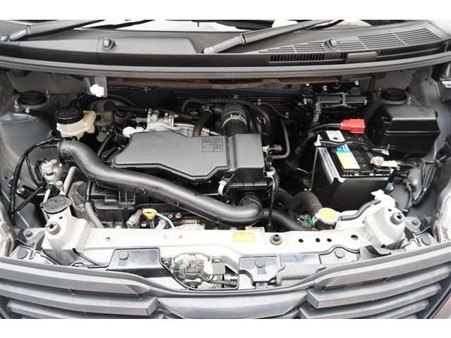 エンジンルームの樹脂部分は丁寧に磨いてツヤをだしています。当社の中古車のエンジンルームクリーニングはとても自信があります★