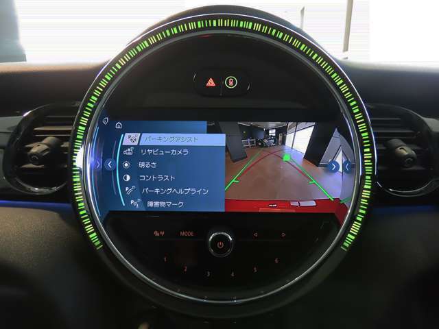 バックカメラの映像は鮮明です。障害物センサーは音と画面上のグラフィックで確認できます。