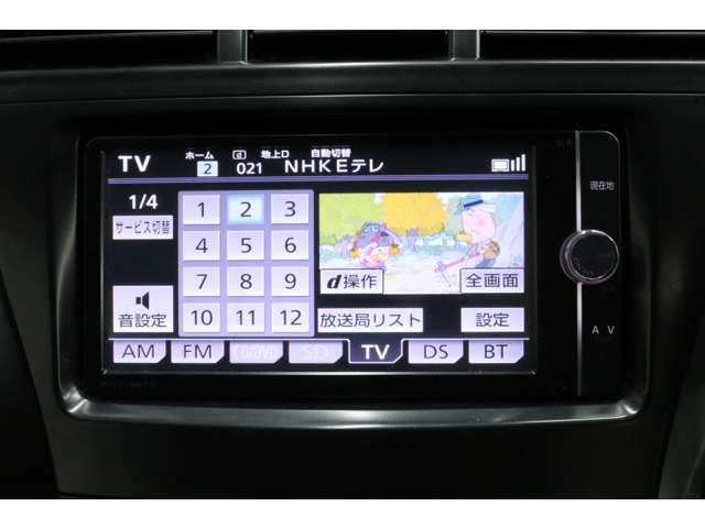 純正SDナビで、フルセグTV・ラジオ・CD/DVD・Bluetooth・ミュージックサーバーなど多くのソースが揃っております！画面もよくある黄ばみもなく非常にキレイです。