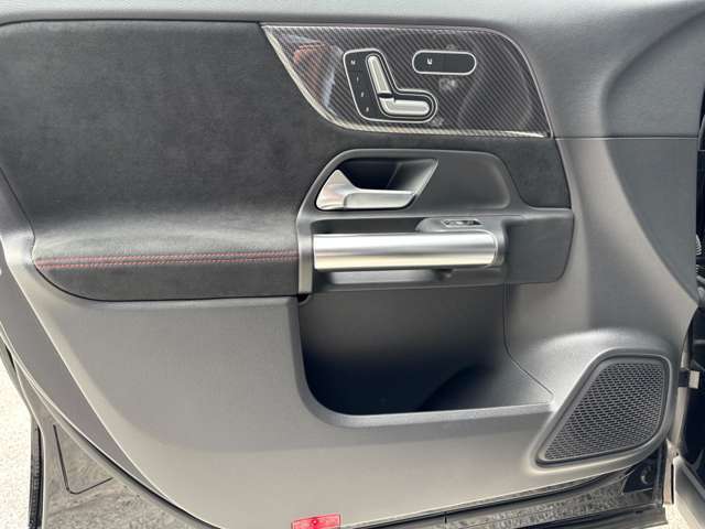 「カーセンサーを見て電話しました」とお伝えください。お車の車両状態(装備内容・キズ)は店舗直通【 073-435-5300 】までお電話お待ちしております。全国納車可能です。納車方法に関してもお気軽にご相談ください。