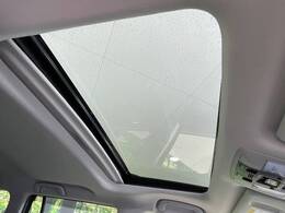 【サンルーフ】開放感たっぷりの希少装備、サンルーフが装着されています！車内に明かりを取り入れたり景色を楽しむ以外にも、車内の空気も簡単に換気できて快適です！
