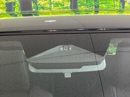 【スズキ　セーフティサポート】走行中に前方の車両等を認識し、衝突しそうな時は警報とブレーキで衝突回避と被害軽減をアシスト。より安全にドライブをお楽しみいただけます。