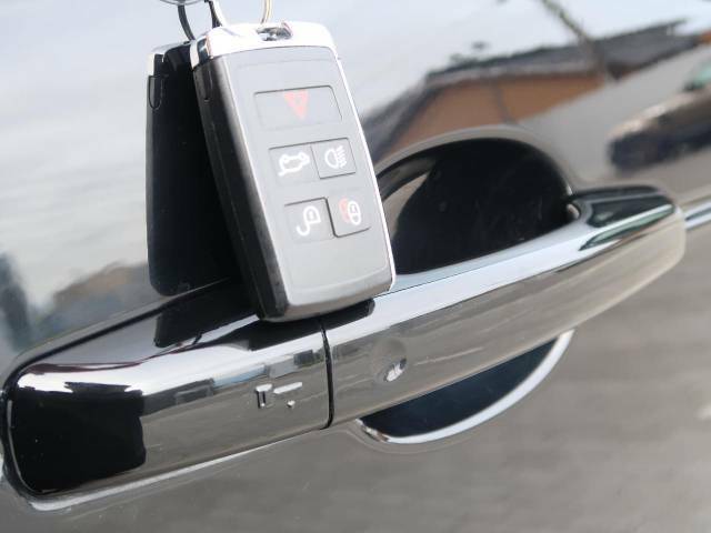 【キーレスエントリー】バッグやポケットからキーを取り出すことなく車にアクセスして、ロックとアラームを設定できます。　毎日の利便性をさらに高める機能です。