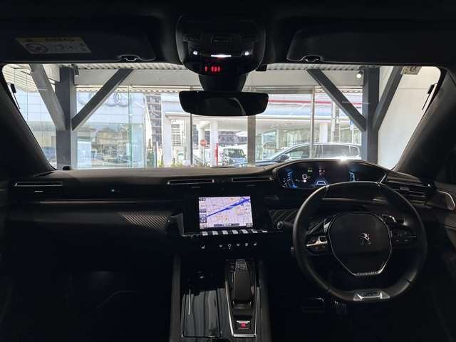 スッキリとまとめられた運転席周りで、運転を楽しくさせる内装です。
