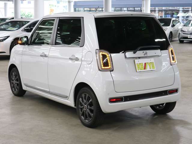 雨が降ってもゆったりと車選びができる全天候型立体展示場！エスカレーター完備！