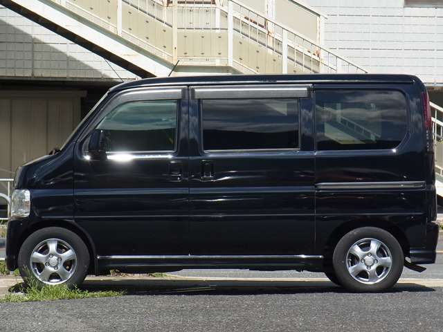 車検を受けてのお渡しです。車検代、重量税、自賠責保険料等含めたものがお支払総額です（他府県登録費、陸送費等は除く）。　車両本体価格に車検費用を含んでいないため掲載規約上「検無」という表記になります。