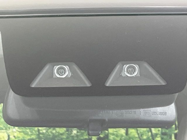 【スマートアシスト】走行中に前方の車両等を認識し、衝突しそうな時は警報とブレーキで衝突回避と被害軽減をアシスト。より安全にドライブをお楽しみいただけます。