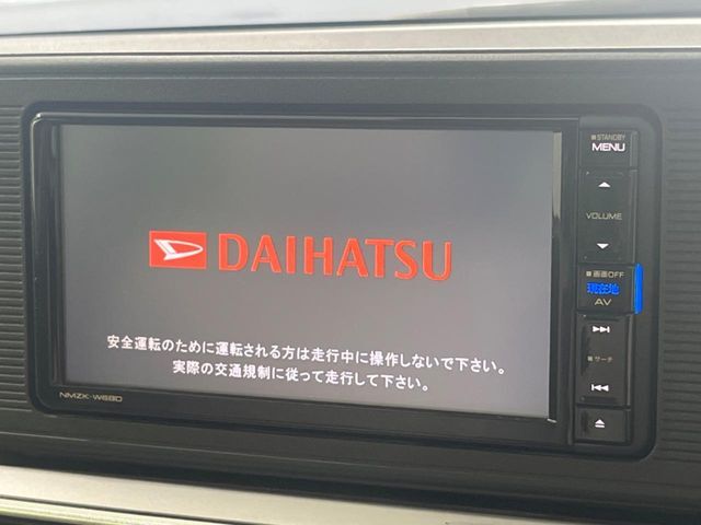 【純正ナビ】人気の純正ナビを装備しております。ナビの使いやすさはもちろん、オーディオ機能も充実！キャンプや旅行はもちろん、通勤や買い物など普段のドライブも楽しくなるはず♪