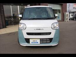 広い展示場には目移りしちゃうくらい軽・届出済未使用車が展示されてます