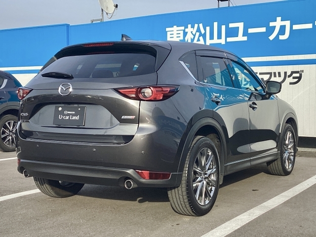 SUVでありながらスポーティなデザインのCX-5はリヤデッキを高くしてトランク容量をキチンと確保。その上でリアウィンドを傾斜させてスタイリッシュなデザインを表現しています。