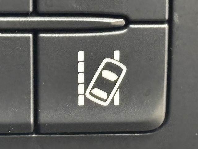 レーンキープアシスト機能を装備。車線をはみ出すと警報をしてくれるシステム。また衝突軽減ブレーキも装着。