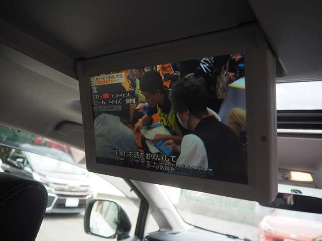 11インチ純正後席モニター搭載！後席の方も退屈せずにお出かけを楽しんで頂けます♪