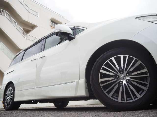 純正18インチAWが足元を煌びやかせます♪