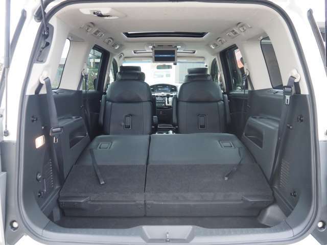 ☆広々した荷室はゴルフバック等の大きな荷物も積めます♪