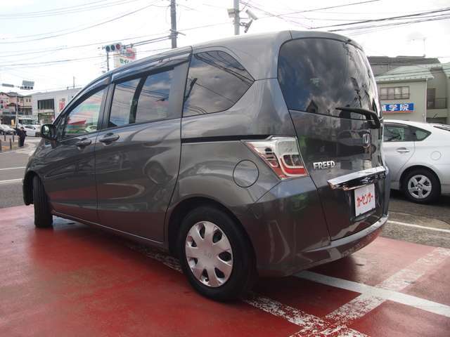 リヤフロアー修復歴あります。ですが走行には支障ありません！現在はキレイに治っています！お問い合わせはメールか0078-6002-884478（携帯・PHS可）までお電話ください！当社スタッフがご案内いたします！