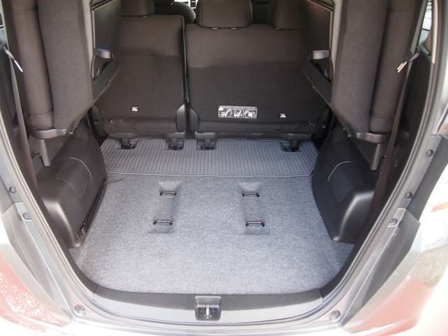 3列目を跳ね上げれば大きな荷物も収納可能！お問い合わせはメールか0078-6002-884478（携帯・PHS可）までお電話ください！当社スタッフがご案内いたします！