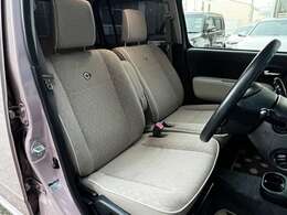 ポップなカラーがかわいらしい内装です！目立つ傷みも少なく、まだまだこれからお乗りいただけるおクルマです！