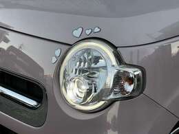 左ヘッドライト周辺には純正オプションのワンポイントアクセント！