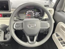 【ステアリング】各メーカー握りやすさや操作性にこだわっています。手に触れる部分なので、使用感が気になる方は交換や室内除菌などのオプションをお申し付けください。