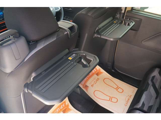 車内での食事の際に便利なシートバックテーブル。