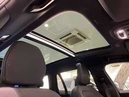 後席頭上まで広がる解放感たっぷりのガラスルーフ！ドライブの楽しさを倍増させる装備です