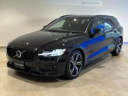 ひときわ印象的なT字型のLEDヘッドライトは、新世代のボルボを象徴するユニークなアイコンとなっています。LEDデイタイム・ランニング・ライトやポジションライト、ウィンカーの役割も果たします。