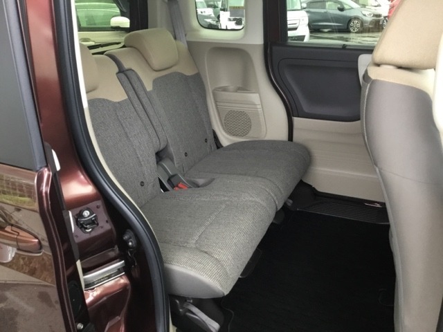 スライドドアなら狭い駐車場でもドアをぶつける心配がありません。ステップが低く乗り降りもしやすいです。