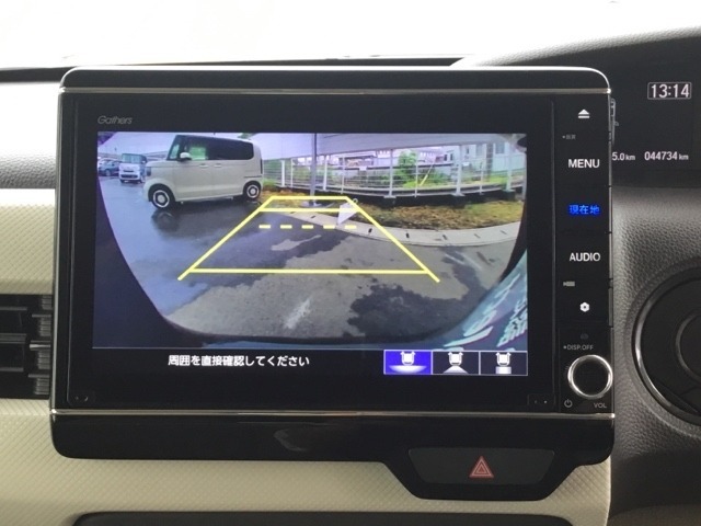 バックモニター付きで、車庫入れやバック時の後方確認をサポート。