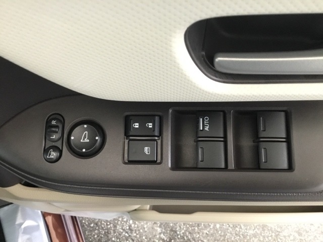 電動格納式リモコンドアミラーと、パワーウィンドウマスタースイッチ等は運転席ドアにあります。