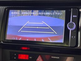 【バックカメラ】駐車時に後方がリアルタイム映像で確認できます。大型商業施設や立体駐車場での駐車時や、夜間のバック時に大活躍！運転スキルに関わらず、今や必須となった装備のひとつです！