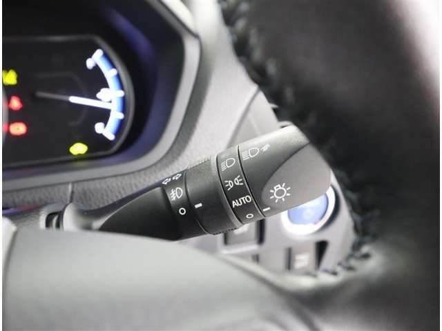 ＜AUTOライト＞周囲の明るさをセンサーでキャッチして、ヘッドライトを自動的に点けてくれる賢い機能です！