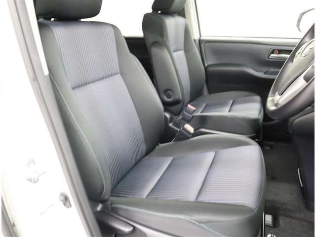 目線の位置も高くて運転席からの視界も良好です。シート高さ位置も調整できるので、乗りやすいですね。ひじ掛けにドリンクホルダーが2つあり、ひじ掛けの内部にUSB挿入口とシガーソケットが1つずつを装備