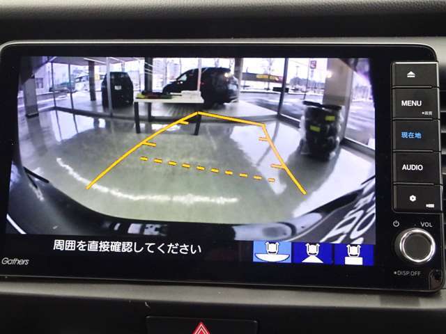 障害物や人をしっかりと視認できるので駐車時などクルマを後退させる際に便利なバックカメラ搭載