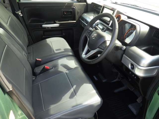 【ベンチシートで車内も広々！】