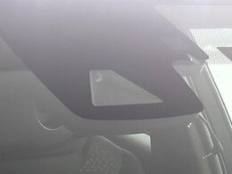 【プリクラッシュセーフティ】前方の車両等を検知し、衝突しそうな時は警報で注意を促し、ブレーキを踏む力をサポート。ブレーキを踏めなかった場合は衝突被害軽減ブレーキが作動、衝突回避をサポートします。