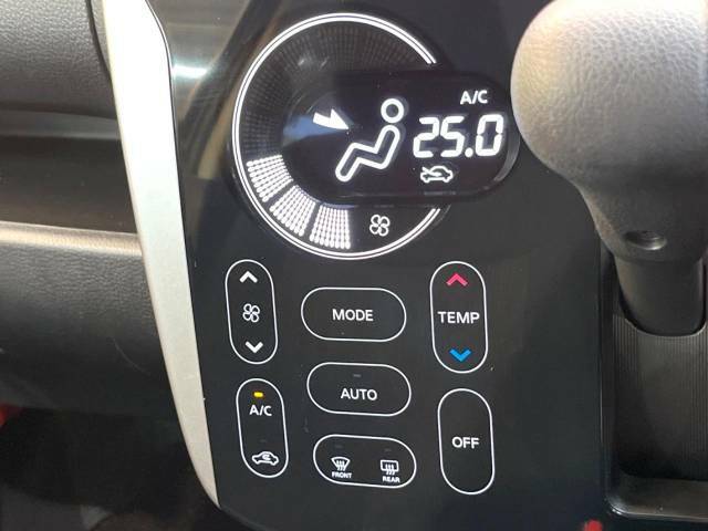【問合せ：0749-27-4907】【オートエアコン】一度お好みの温度に設定すれば、車内の温度を検知し風量や温度を自動で調整。暑い…寒い…と何度もスイッチ操作をする必要はありません。快適な車内空間には