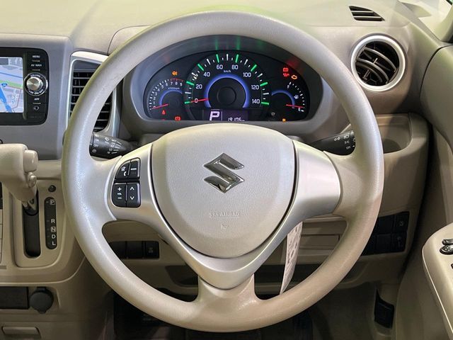 インテリアに合わせたデザインのステアリングは、運転される方のことも考え、運転しやすい形状、大きさです。是非一度、実際に触ってお確かめください。