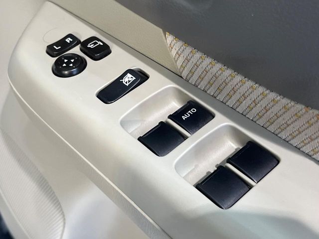 【電動格納ミラー】サイドミラーは電動格納式となっており、狭い駐車場でもキズがつくリスクを抑えられます。