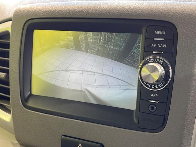 【バックカメラ】駐車時に後方がリアルタイム映像で確認できます。大型商業施設や立体駐車場での駐車時や、夜間のバック時に大活躍！運転スキルに関わらず、今や必須となった装備のひとつです！