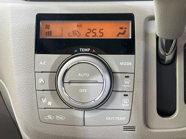 【オートエアコン】一度お好みの温度に設定すれば、車内の温度を検知し風量や温度を自動で調整。暑い…寒い…と何度もスイッチ操作をする必要はありません。快適な車内空間には必須の機能ですね♪