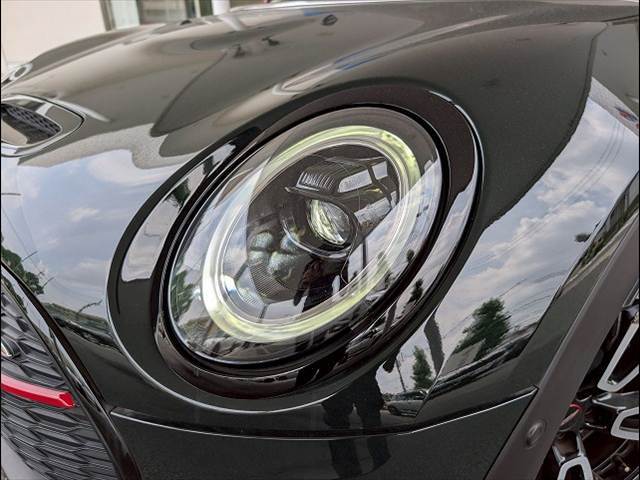 先進のLEDヘッドライトを装備。視認性と明るさが向上しより、安全運転をお楽しみいただけます。