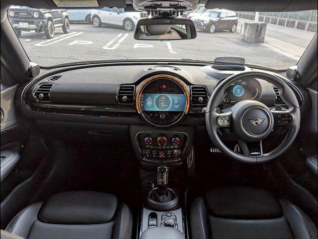 MINIならではのコックピット！！高級感があり、かつシンプルなデザインが飽きがこないとご好評いただいております。スイッチ一つ一つにも「こだわり」とセンスを感じます。