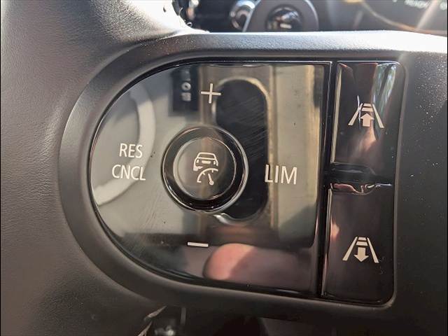 アクティブ・　クルーズ・コントロールが装備されております！希望速度を設定しておくと、車両は自動的にその速度を保ち、前方車両が近い場合、許容される範囲で前方車両の速度に自動的に調節！