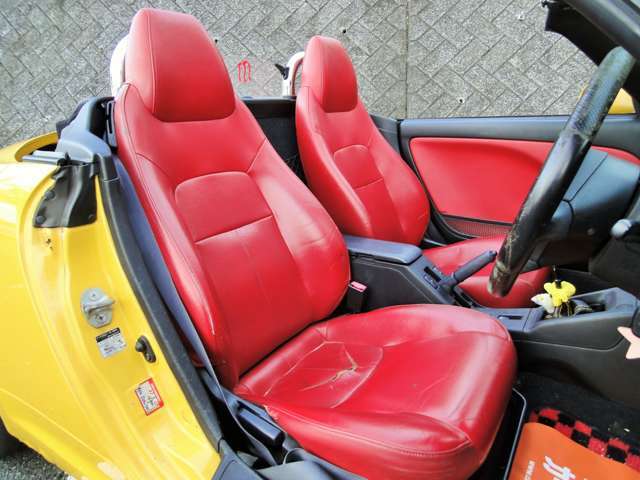 運転席座面に破れがあります★