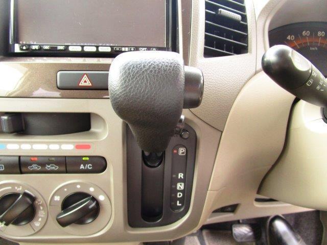 手になじみやすい形のシフトノブで、スムーズなシフトチェンジが可能です。