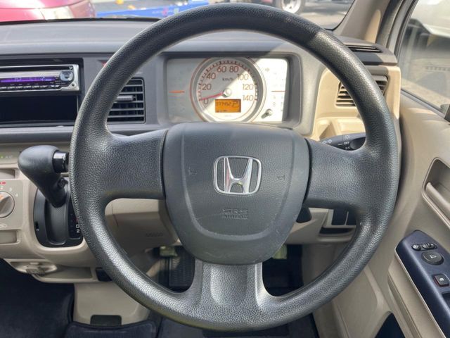 インテリアに合わせたデザインのステアリングは、運転される方のことも考え、運転しやすい形状、大きさです。是非一度、実際に触ってお確かめください。